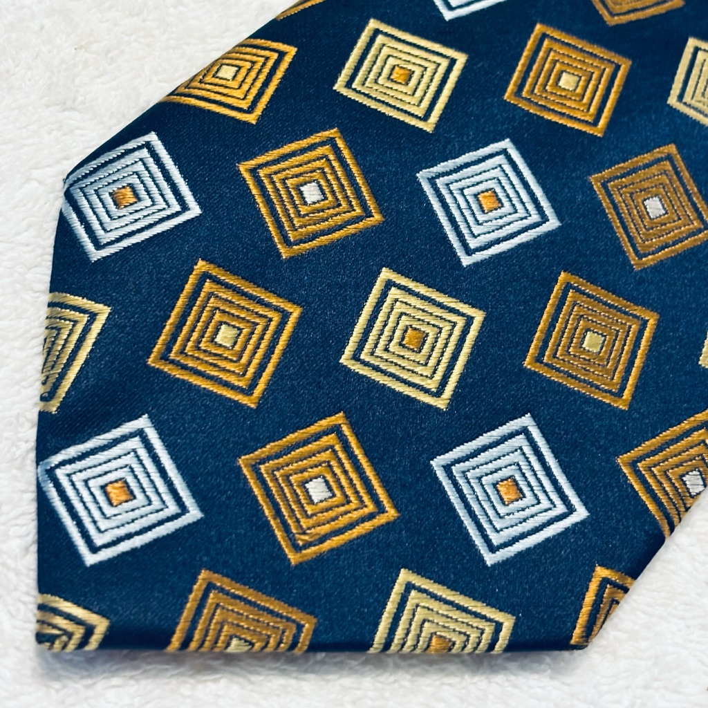 Brand New Stylish Tie By Geoffrey Beene